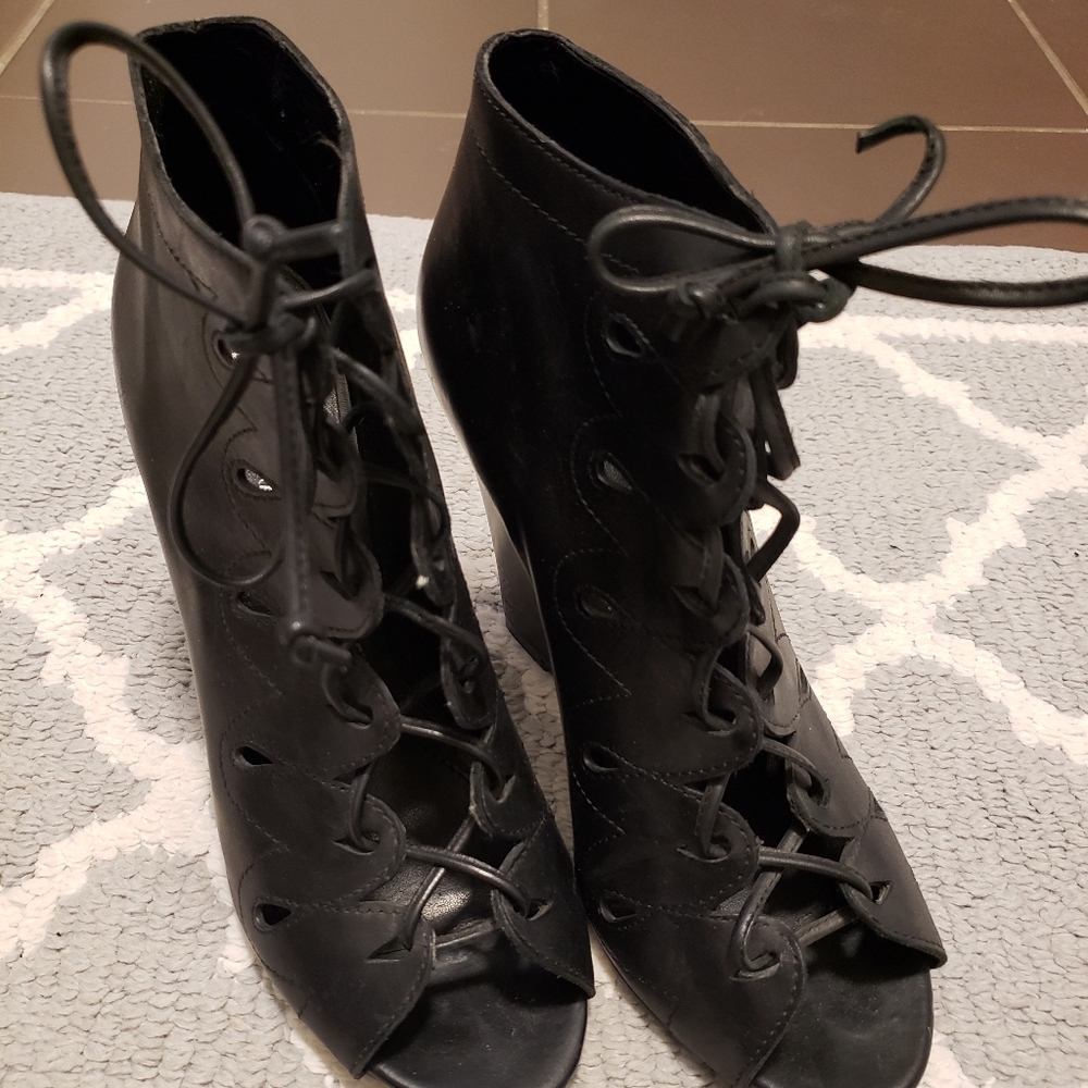 BCBG Generation Wedge Lace Up Heel Leather Black 8M